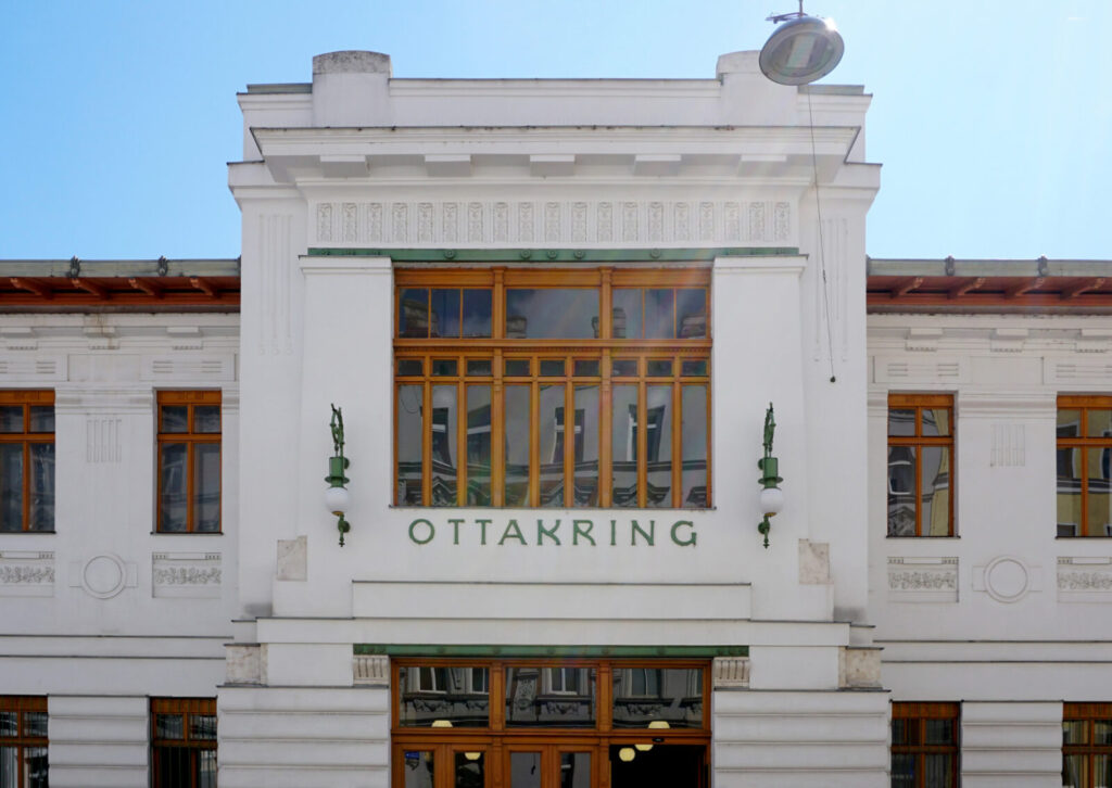 Fassade des Bahnhofs Ottakring mit großen Fenstern und Schriftzug